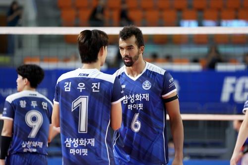 삼성화재의 외국인 거포 미힐 아히(6번)