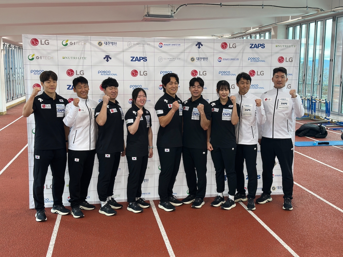 정승기(왼쪽)와 스켈레톤 대표팀 선수, 코치진