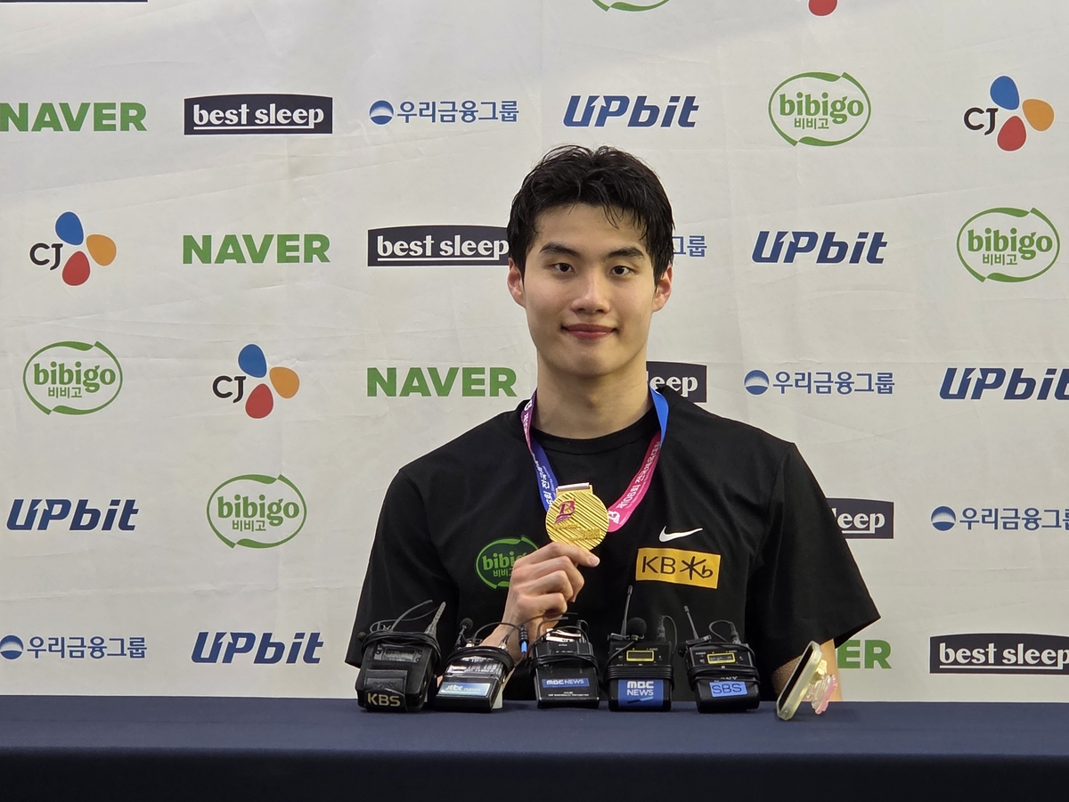 연속해서 한국 신기록 세우고 인터뷰하는 황선우