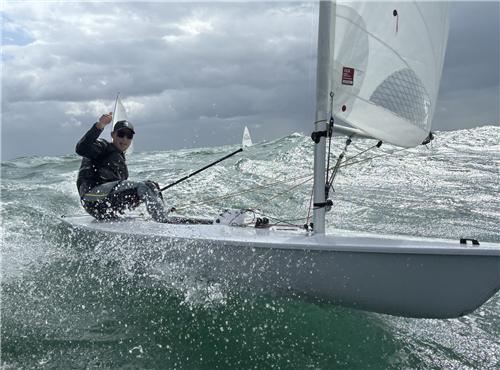 전국체전 경기 앞두고 엄지손가락 들어 보이는 '요트 전설' 하지민