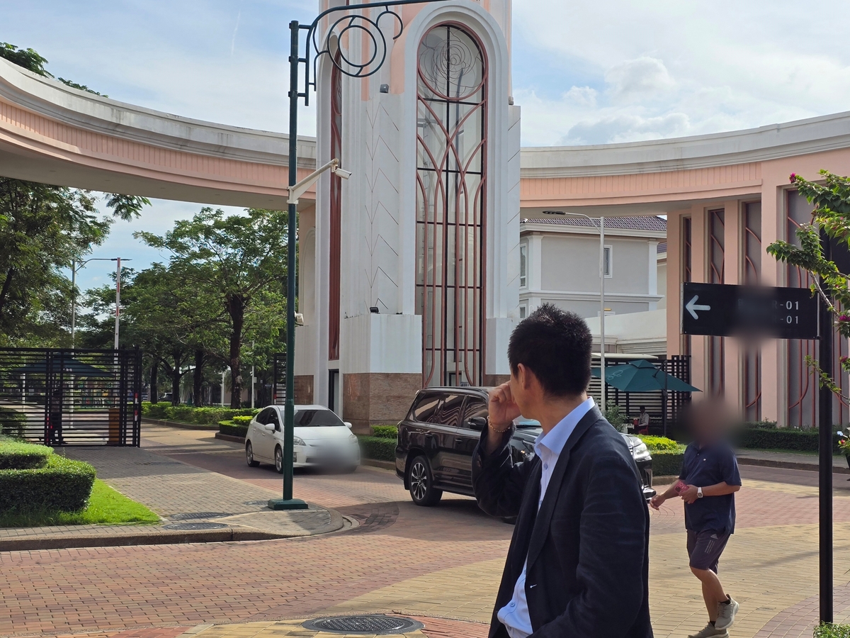 '한국인 감금 지목' 주택단지 바라보는 A씨