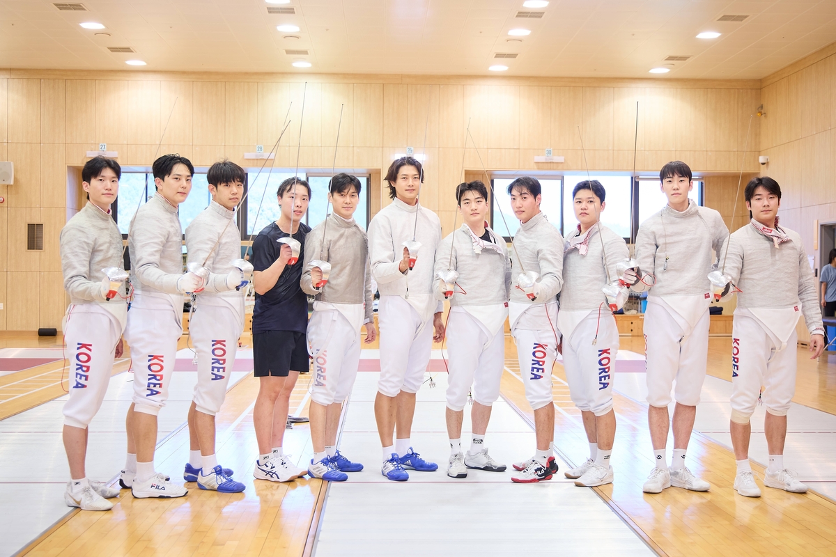 박상원(왼쪽에서 4번째)과 구본길(5번째), 오상욱(가운데), 도경동(오른쪽에서 두 번째) 등 남자 사브르 대표팀[SKT·대한펜싱협회 제공. 재판매 및 DB 금지]