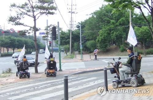 ÀÇ·á¿ë ½ºÄíÅ͸¦ Ÿ°í °¡´Â »ç¶÷µé