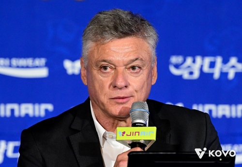 인터뷰하는 헤난 달 조토 대한항공 감독