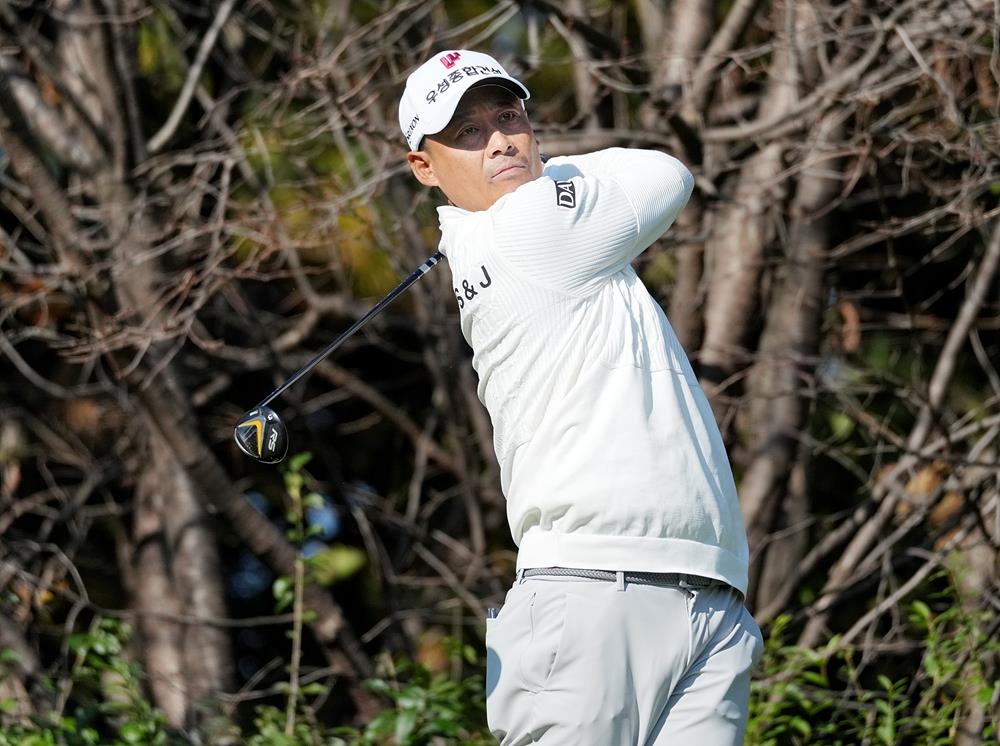 티샷 날리는 김재호