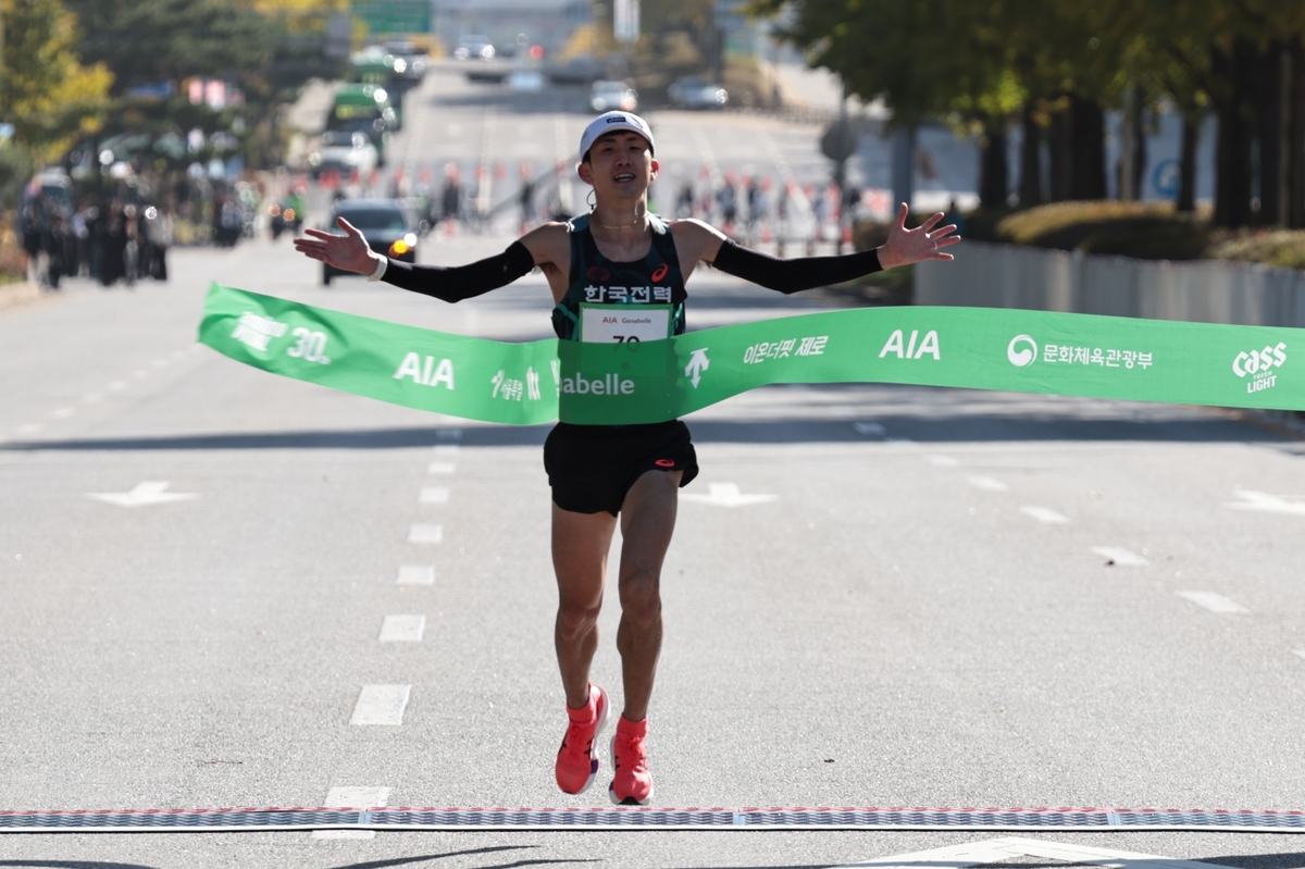 JTBC 마라톤 대회 우승자 2025 시상식 장면