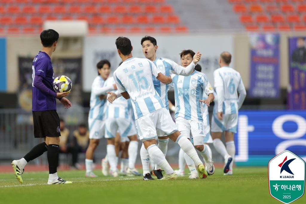 1일 안양과의 경기에서 이동경(가운데) 등 울산 선수들