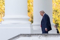 트럼프, 직접 사면한 가상화폐 巨富 "누군지 몰라" 발언 논란