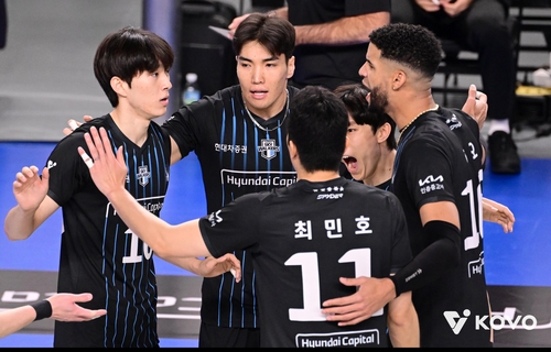 득점 후 기뻐하는 현대캐피탈 선수들