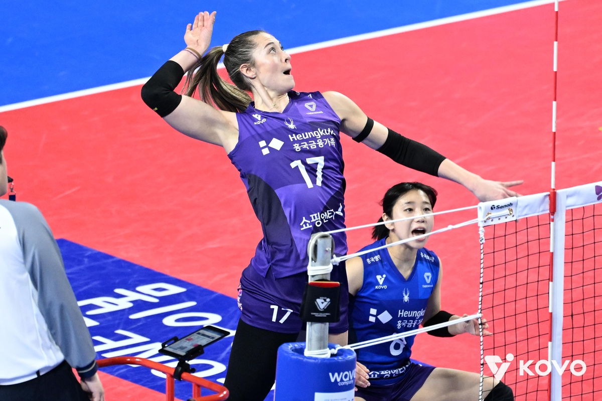 공격하는 흥국생명의 레베카 라셈