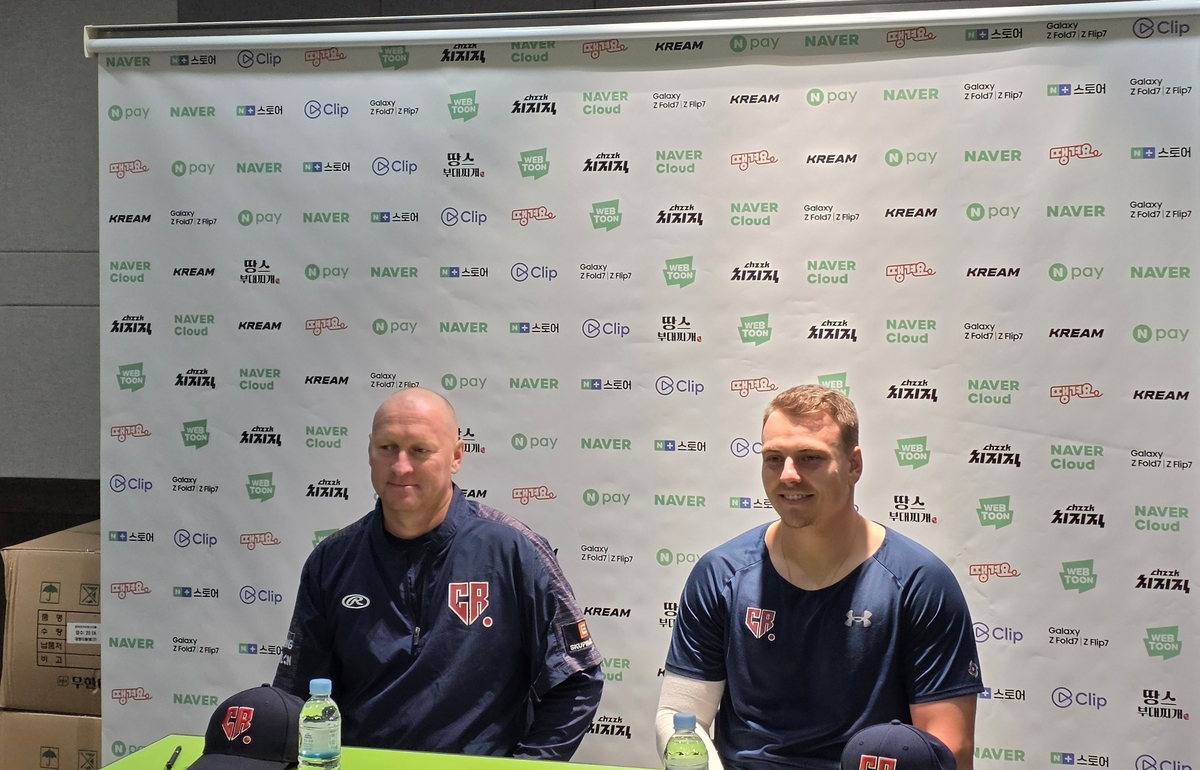 체코 하딤 감독(왼쪽)과 주장 무지크