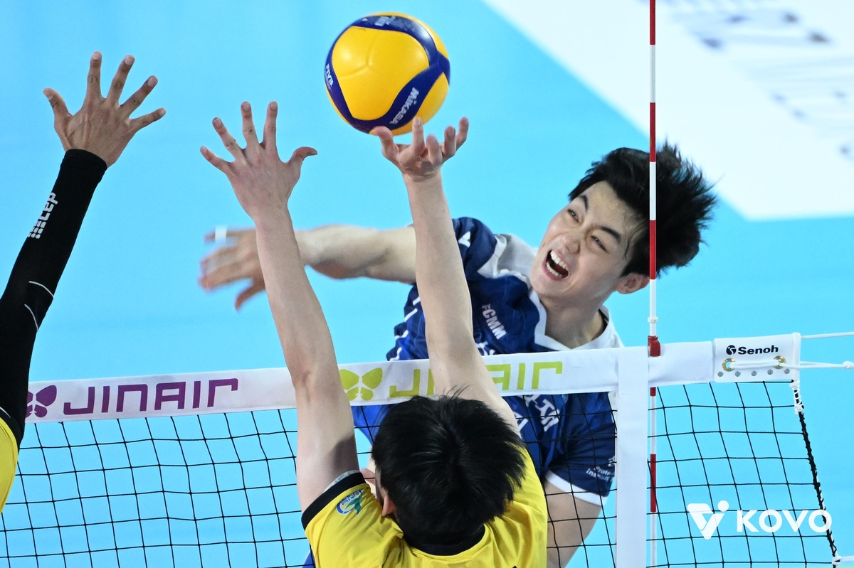 스파이크하는 삼성화재의 이우진(뒤쪽)