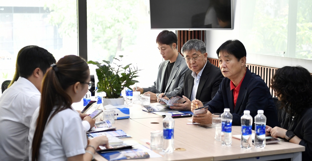 최문순 화천군수가 지난 10일 베트남 다낭지역 여행사에서 축제 상품 설명