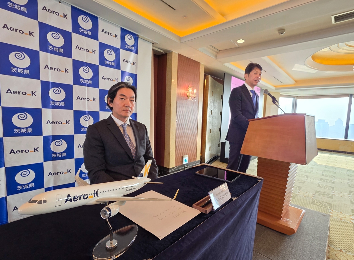 13일 서울 소공동 롯데호텔에서 열린 일본 이바라키현의 에어로케이 취항 발표 기자회견의 오이가와 카즈히코 이바라키현 지사(오른쪽)와 강병호 에어로케이 대표. [사진/성연재 기자]