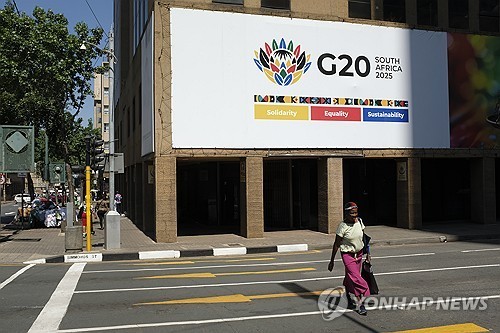 13일(현지시간) 남아공 요하네스버그 시내 G20 광고판
