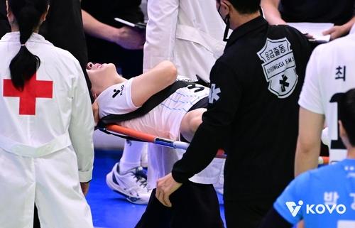 들것에 실려 나가는 현대캐피탈의 세터 황승빈