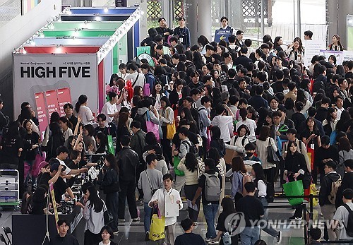 AI 컨퍼런스 찾은 직장인들