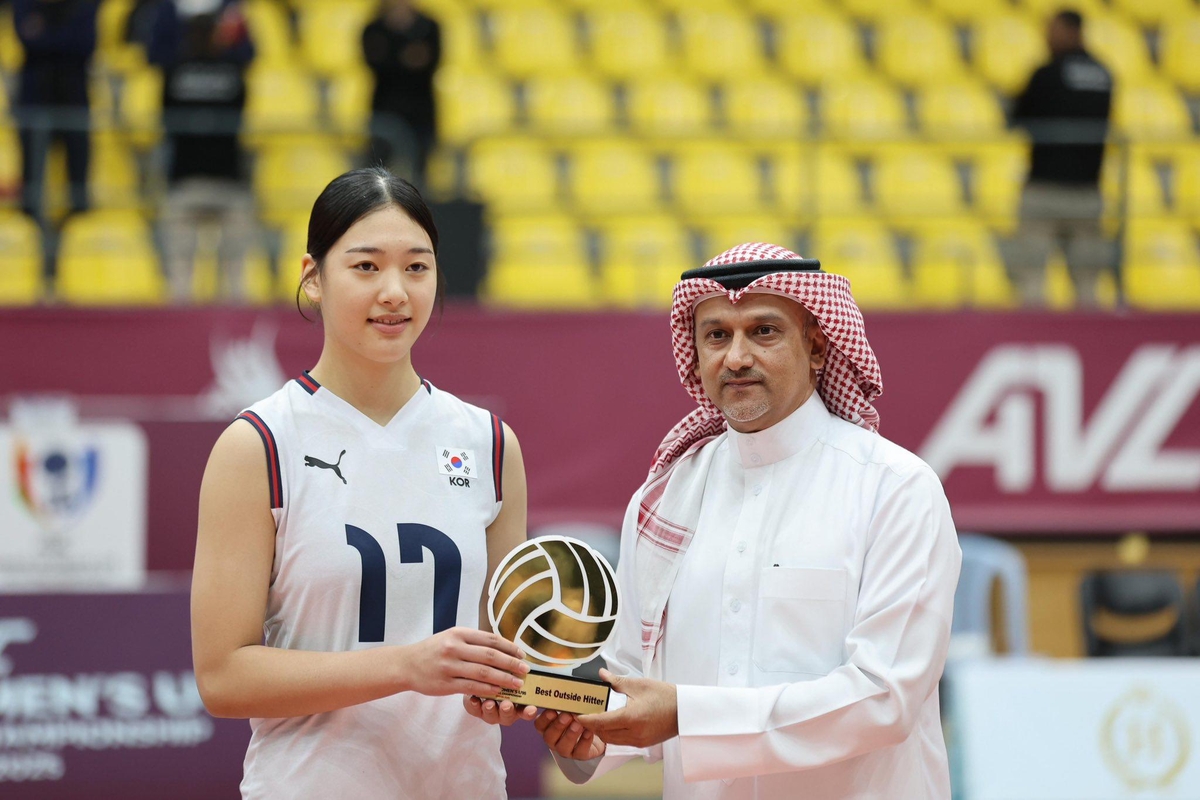 U-16 여자배구 아시아선수권 MVP에 오른 손서연(왼쪽)