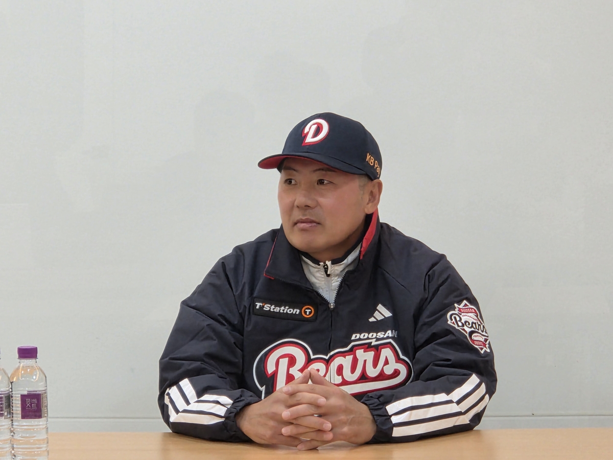 인터뷰하는 김원형 두산 감독