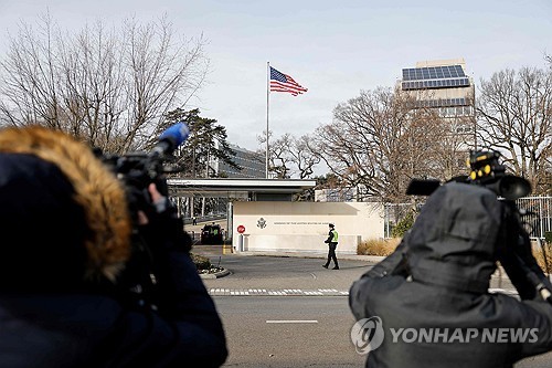 스위스 제네바의 미국 대사관 앞에 모여있는 기자들