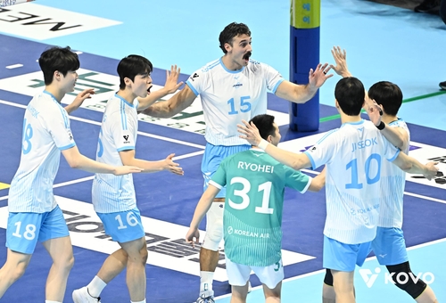 득점 후 기뻐하는 대한항공의 러셀(중앙)과 선수들