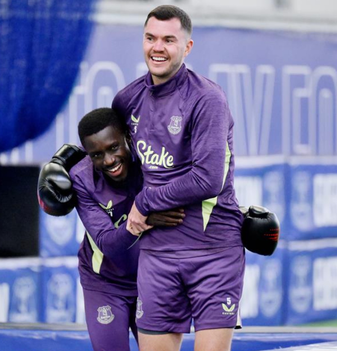 권투 글러브를 끼고 포옹하는 게예와 킨