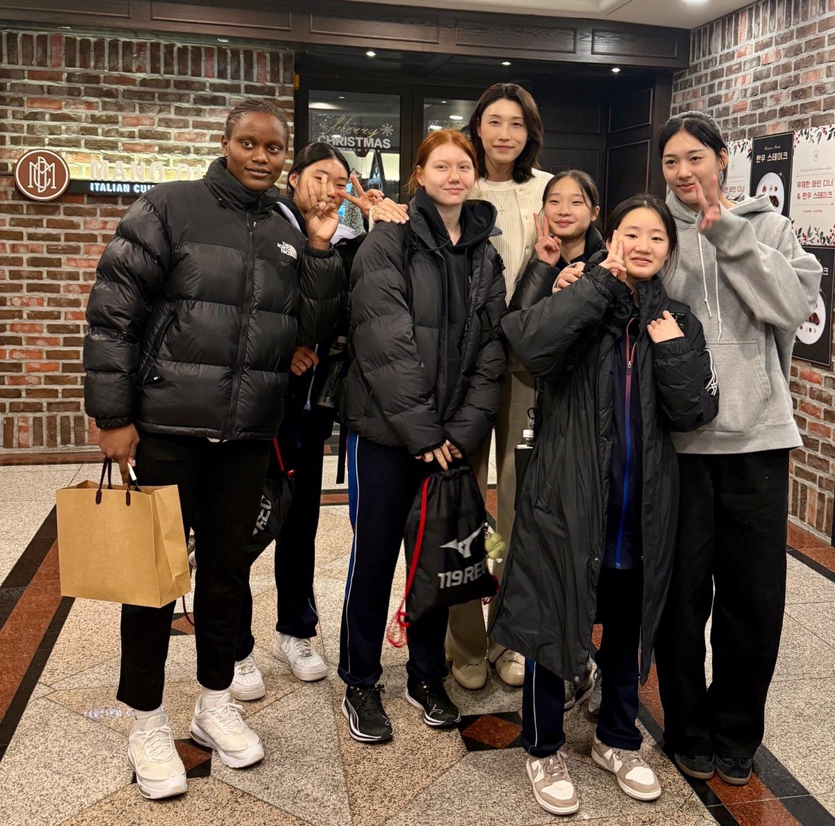 김연경 이사장(뒷줄 중앙)과 김연경재단 장학생으로 선발된 손서연(맨 오른쪽)