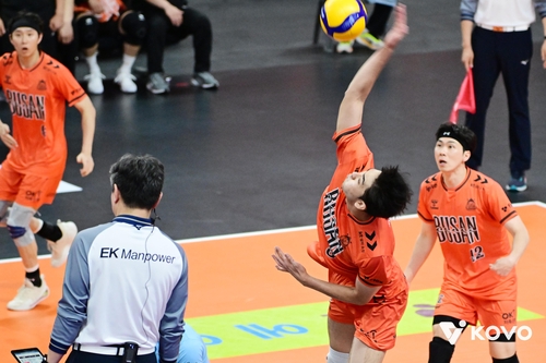 OK저축, 우리카드 잡고 4위 도약…'여오현 대행' IBK는 2연승(종합)