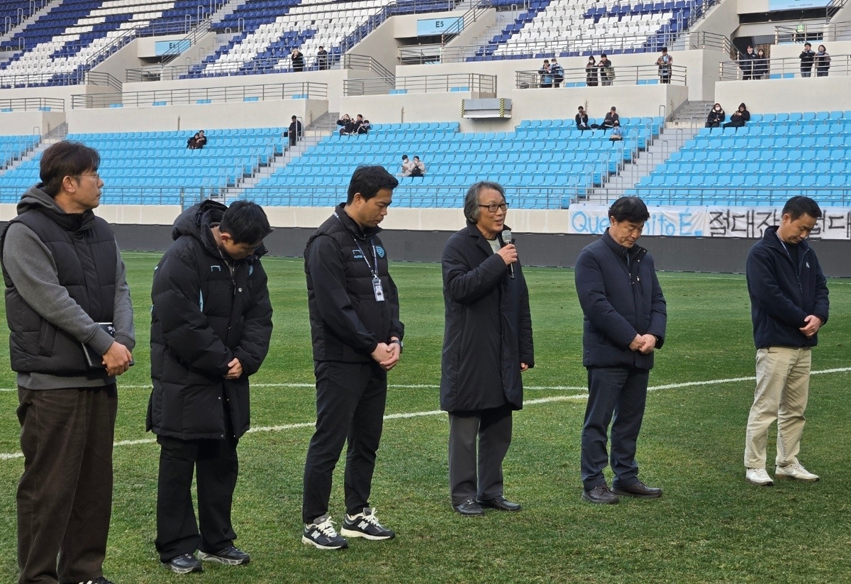 안양과의 경기 후 관중석 앞에 서서 팬들에게 사과하는 조광래 대구 대표이사(오른쪽에서 세 번째)[촬영 최송아]