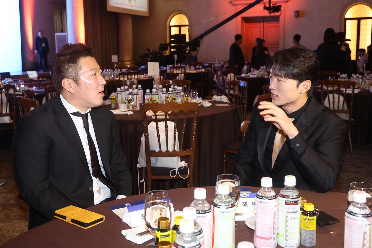 기록상을 받은 최형우(왼쪽)와 박해민