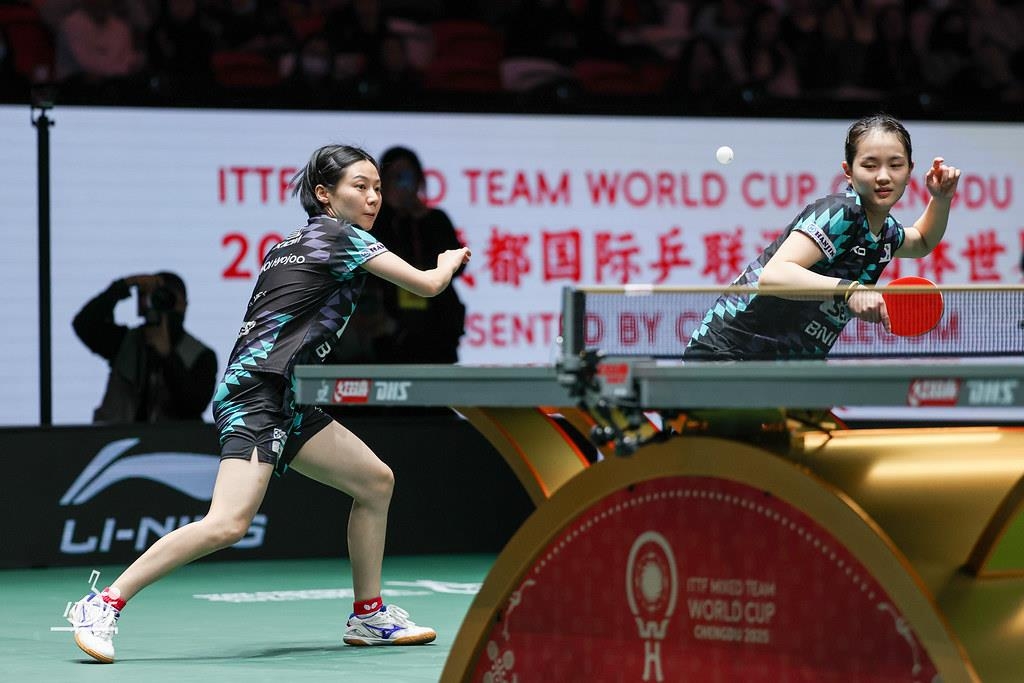 혼성단체 월드컵 혼합복식에 나선 최효주(왼쪽)와 김나영