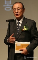 '로맨스물' 주역 원로배우 윤일봉 별세…엄태웅 장인상