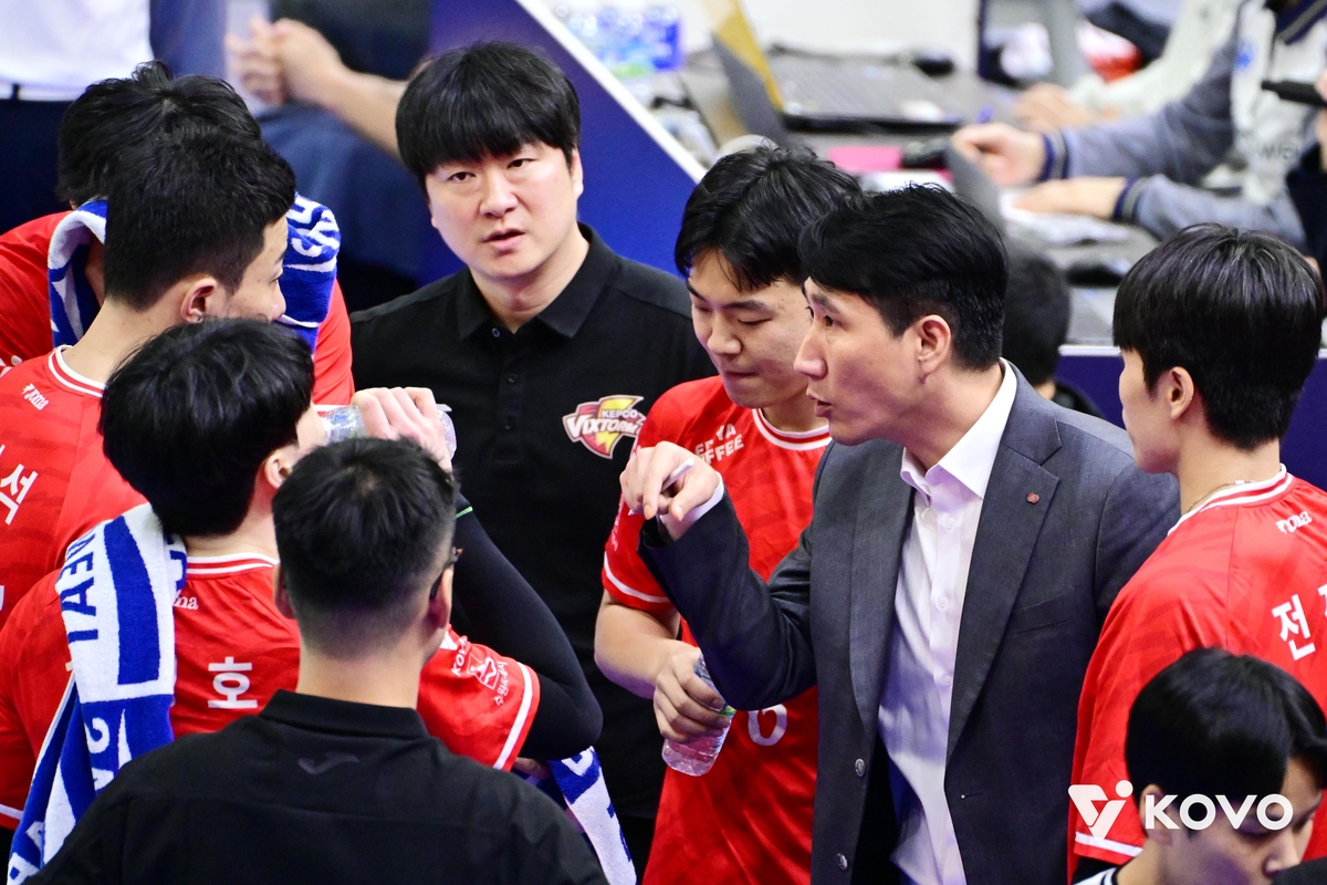 작전 지시하는 권영민 한국전력 감독(오른쪽에서 2번째)