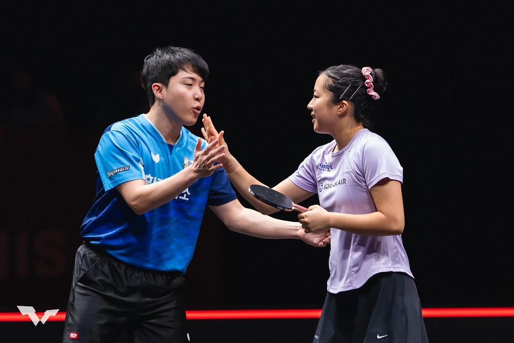 WTT 파이널스 홍콩에 출전한 신유빈(오른쪽)과 임종훈