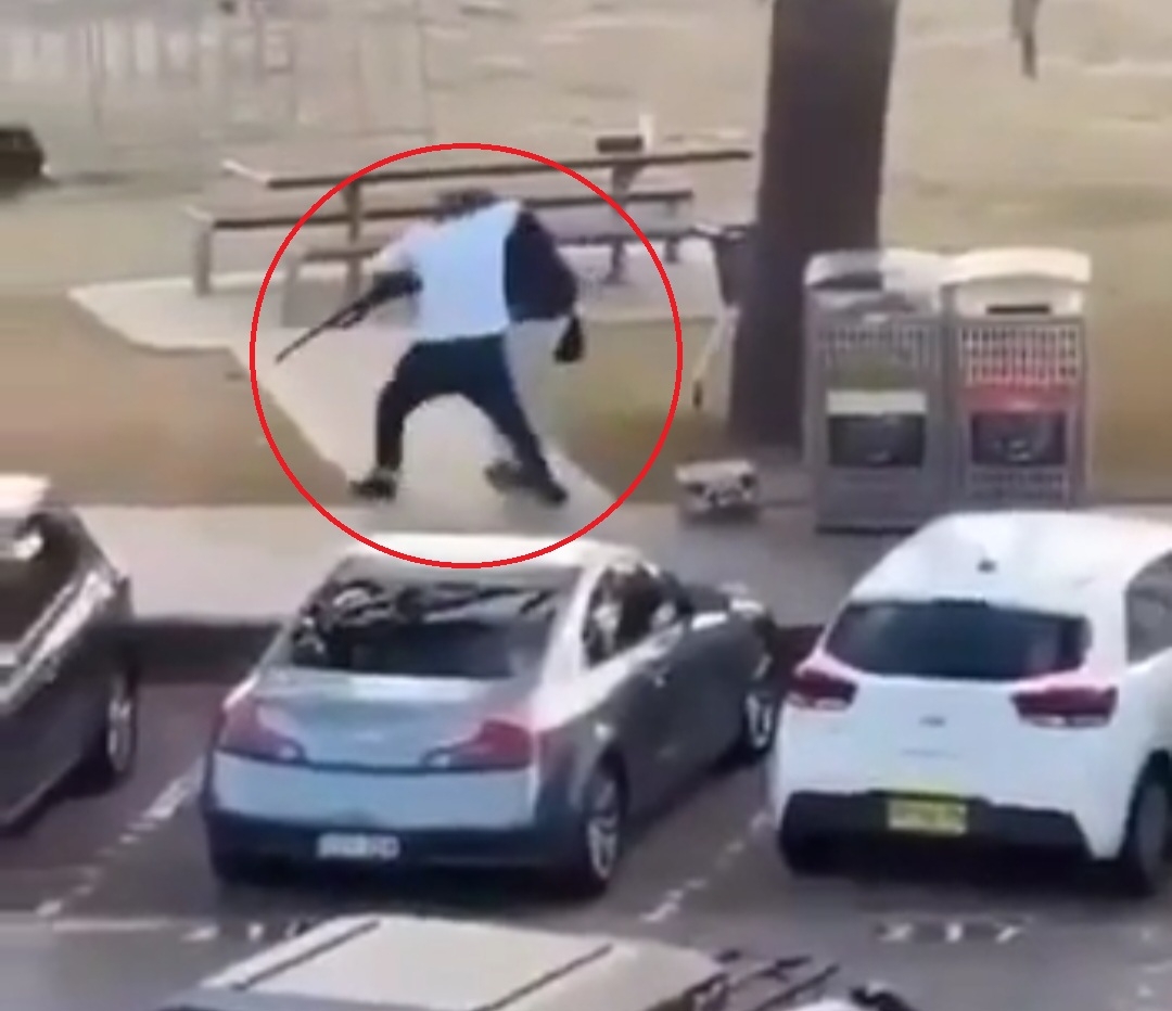 총격범과 격투 벌여 장총 빼앗는 시민