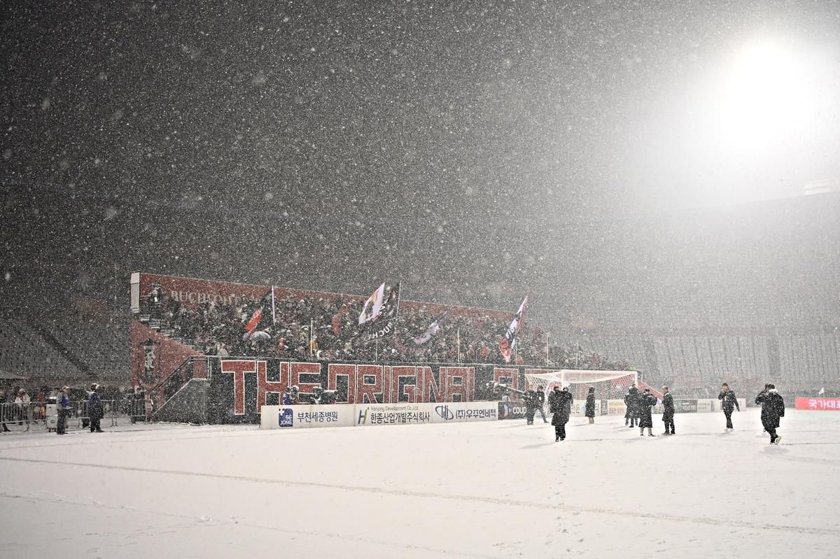 눈보라 속에서도 응원하는 부천FC 서포터스