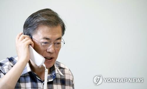 El 7 de agosto del 2017, el presidente de Corea del Sur, Moon Jae-in, habla sobre temas norcoreanos durante una llamada telefónica con su homólogo de Estados Unidos, Donald Trump. (Foto cortesía de la Oficina del Presidente) 