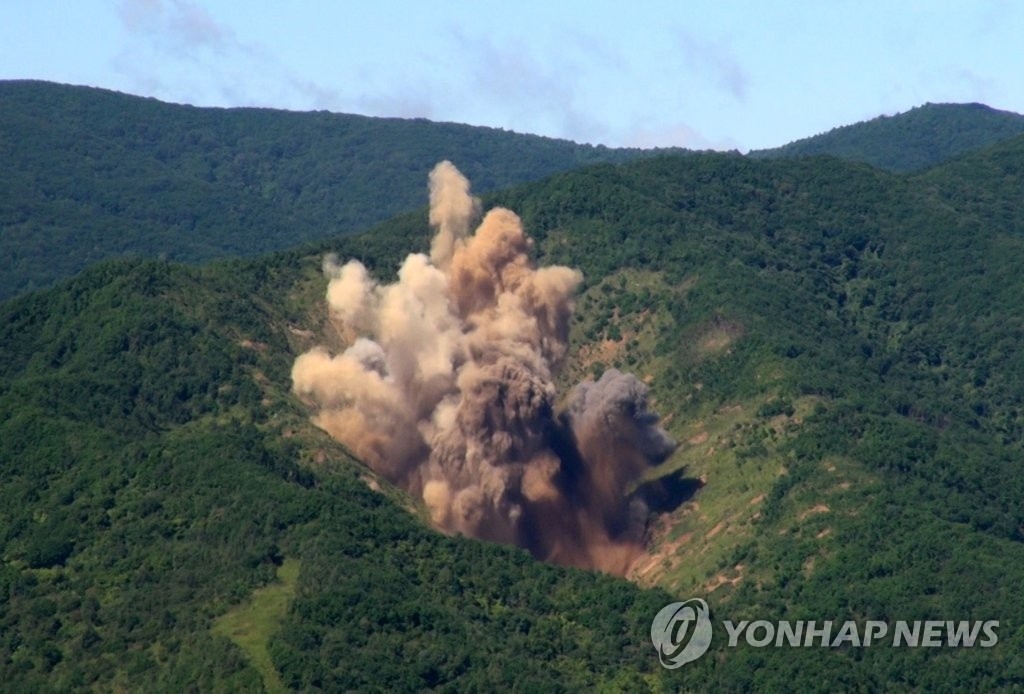 La foto proporcionada por la Fuerza Aérea muestra un ejercicio de bombardeo con munición real contra el liderazgo de Corea del Norte, realizado, el 29 de agosto de 2017, en el campo de tiro Pilseung, en la provincia de Gangwon.