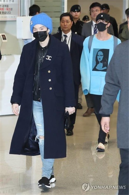 Suga (izda.) y Jin (de azul celeste) salen, el 24 de octubre de 2018, a la terminal de llegadas del Aeropuerto Internacional de Incheon, al oeste de Seúl, tras llegar al país de su gira mundial "Love Yourself".