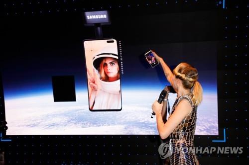 Samsung envía el Galaxy S10 5G al espacio para una 'selfi espacial'