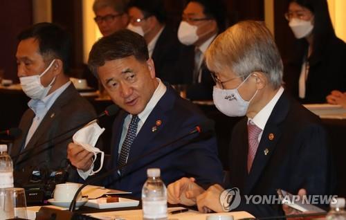 El ministro de Salud y Bienestar Social surcoreano, Park Neunghoo (centro), y el ministro de Ciencia y TIC, Choi Ki-young (dcha.), hablan durante una reunión del grupo de trabajo para ayudar a desarrollar vacunas y tratamientos para el coronavirus, celebrada, el 3 de junio de 2020, en Seúl.