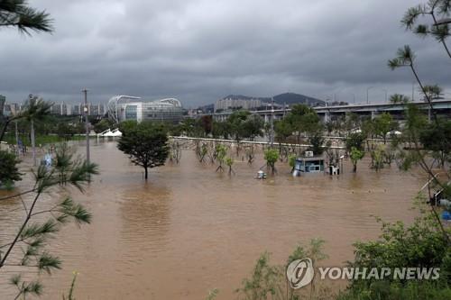 En la imagen se muestra, el 3 de agosto de 2020, el parque Banpo, a lo largo del río Hangang, en Seúl, sumergido en agua debido a las fuertes lluvias.
