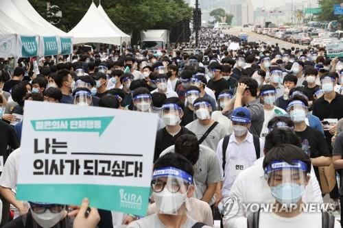 Los estudiantes de medicina, afiliados a la Asociación Surcoreana de Médicos Internos Residentes, realizan una manifestación, el 7 de agosto de 2020, en el distrito financiero surcoreano de Yeouido, en el oeste de Seúl, en protesta contra el plan gubernamental de aumentar las cuotas de admisión en las facultades de medicina.