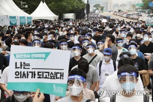Los estudiantes de medicina, afiliados a la KIRA, realizan una manifestación, el 7 de agosto de 2020, en el distrito financiero surcoreano de Yeouido, en el oeste de Seúl, en protesta contra el plan gubernamental de aumentar las cuotas de admisión en las facultades de medicina.