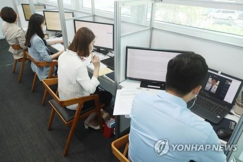 El 26 de agosto de 2020, se llevan a cabo unas entrevistas de trabajo en línea, durante una feria de empleo de la industria financiera, en Seúl.