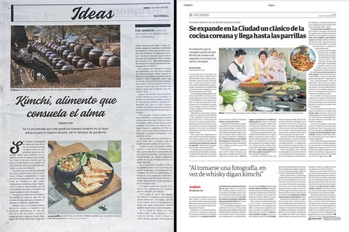 La imagen muestra los artículos sobre el "kimchi" del periódico mexicano El Sol de México (izda.) y del periódico argentino Clarín.