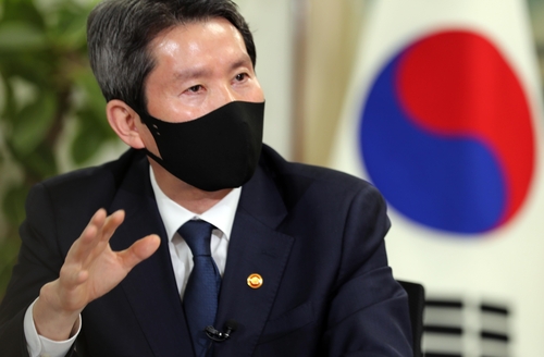 El ministro de Unificación, Lee In-young, habla durante una entrevista con la Agencia de Noticias Yonhap, realizada, el 23 de marzo de 2021, en el complejo gubernamental, en Seúl. 