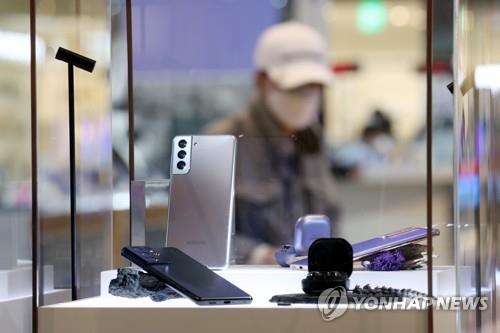 La foto, tomada el 7 de abril de 2021, muestra el teléfono inteligente Galaxy S21 de Samsung Electronics Co. exhibido en una tienda en Seúl.