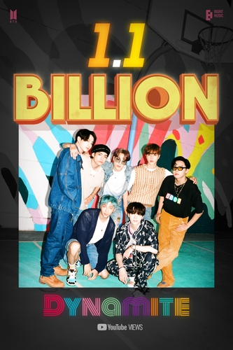 La imagen, proporcionada, el 1 de junio de 2021, por Big Hit Music, muestra un póster que conmemora los 1.100 millones de visualizaciones en YouTube del vídeo musical de "Dynamite", de BTS. (Prohibida su reventa y archivo)