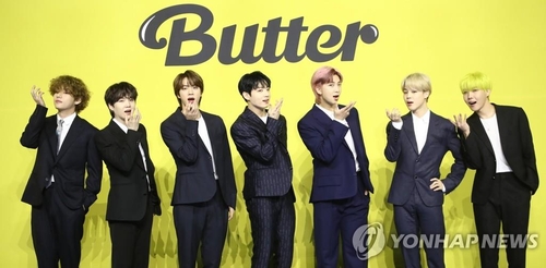 BTS posa para una foto durante una conferencia de prensa para su sencillo digital "Butter", celebrada, el 21 de mayo de 2021, en el este de Seúl.